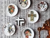 Christian Lacroix’s contemporary and haute couture designs are mixed and matched in the “Love Who You Want” porcelain gift collection, a fun and creative collaboration with porcelain manufacturer Vista Alegre
